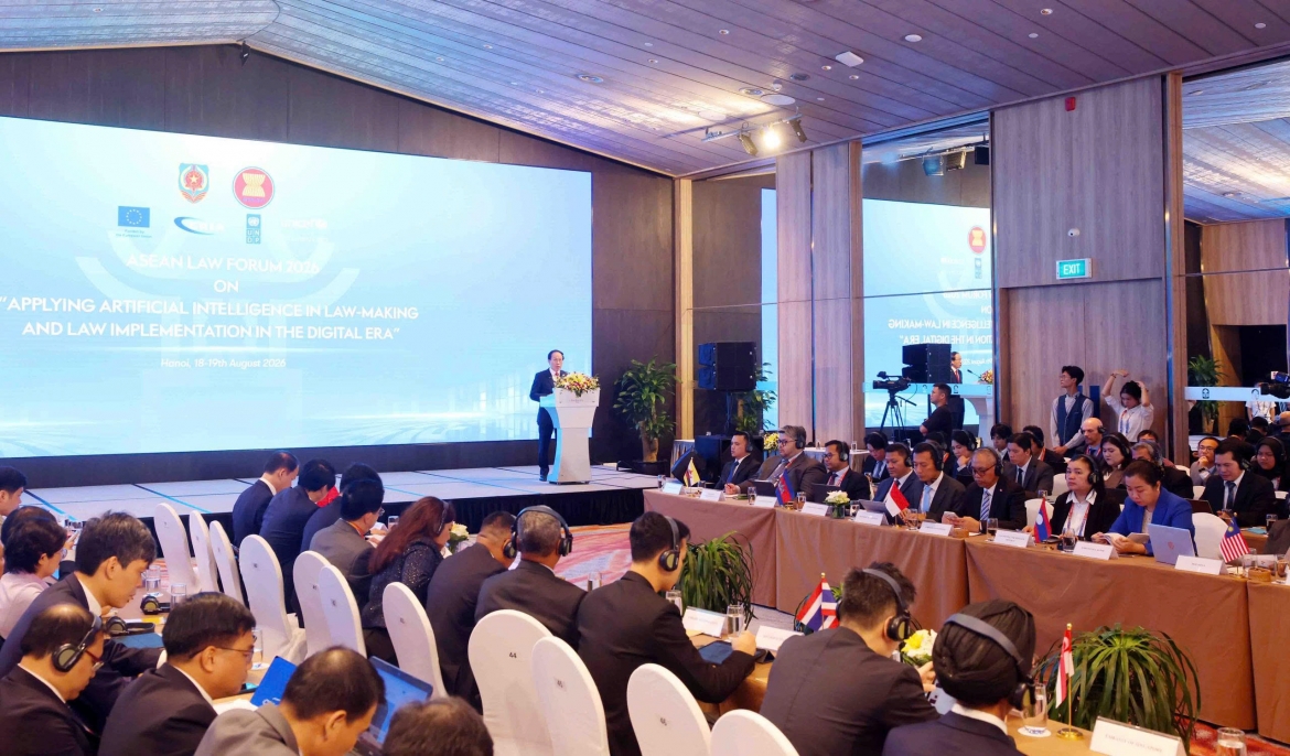 pho thu tuong le tien chau tham quan trien lam san pham cong nghe, ung dung ai hinh anh 1