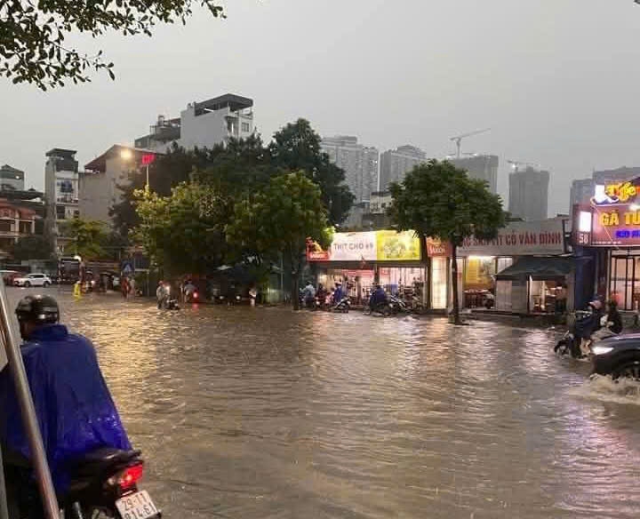 ha noi ngap cuc bo sau mua lon, giao thong chat vat gio tan tam hinh anh 9