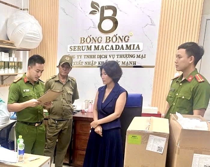 nu giam doc lua dao hon 26 ty dong sa luoi sau 9 nam thay doi nhan dang hinh anh 1