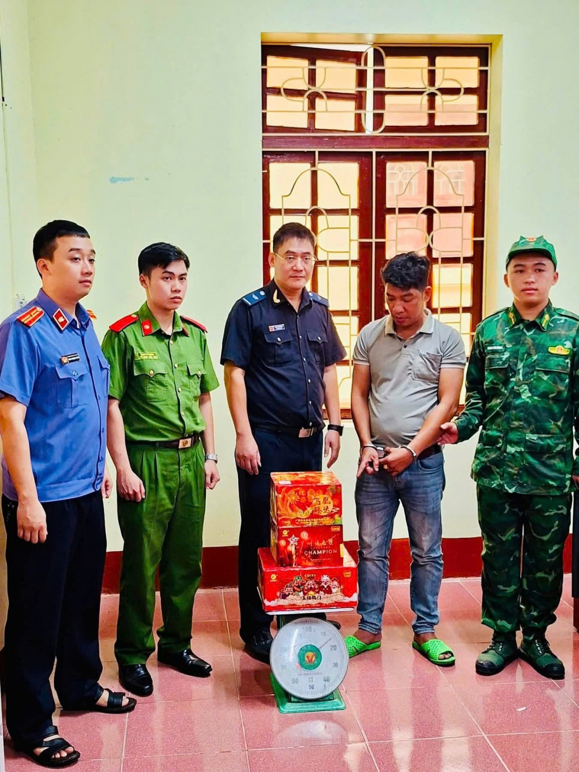 lang son phat hien 15 kg phao hoa no giau duoi gam ro mooc hinh anh 1