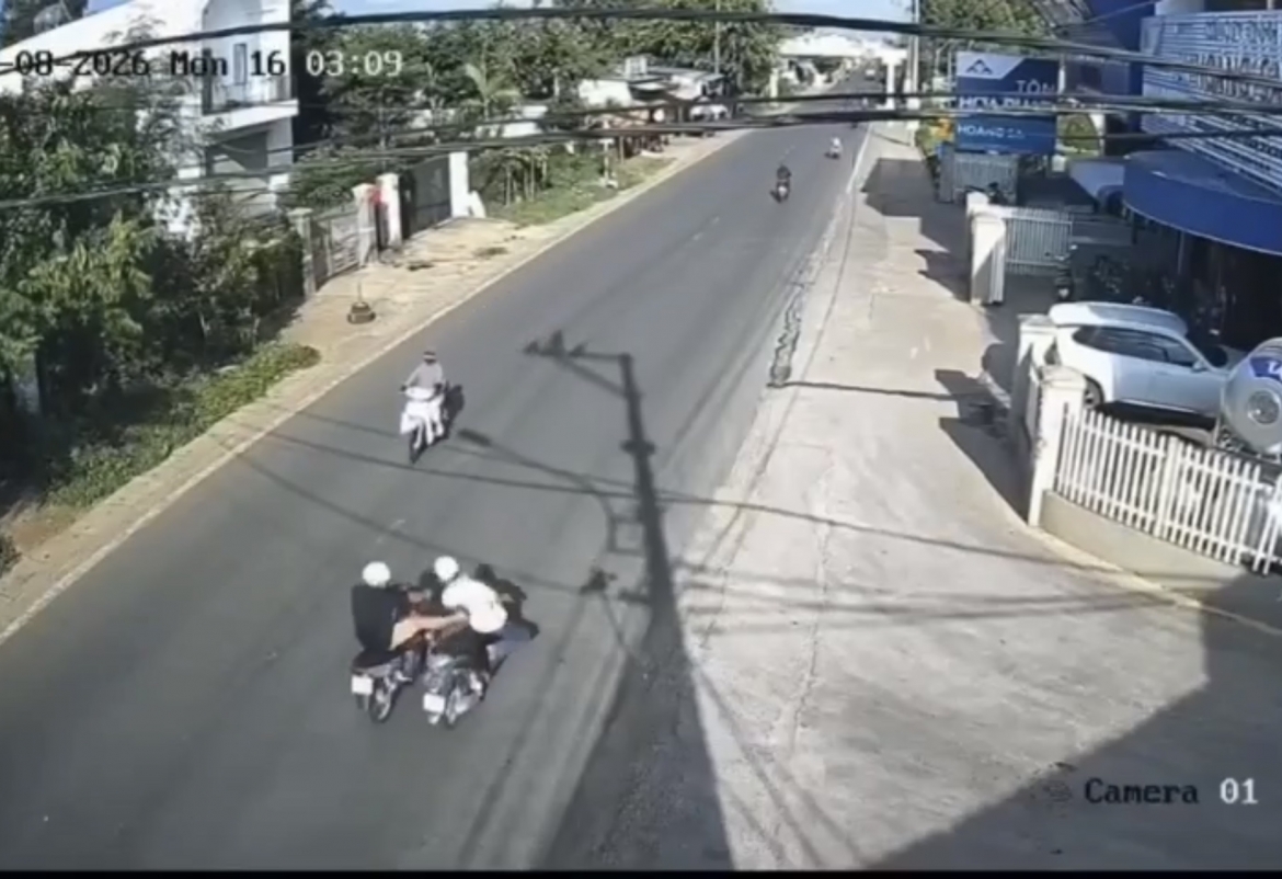 tam giu hinh su nguoi dan ong dap nga chong cu cua ban gai giua duong hinh anh 1