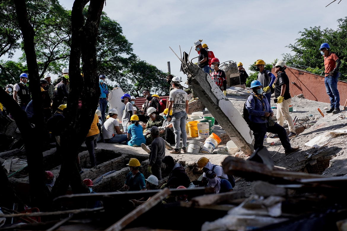 colombia khan truong cuu ho, khac phuc hau qua dong dat hinh anh 1
