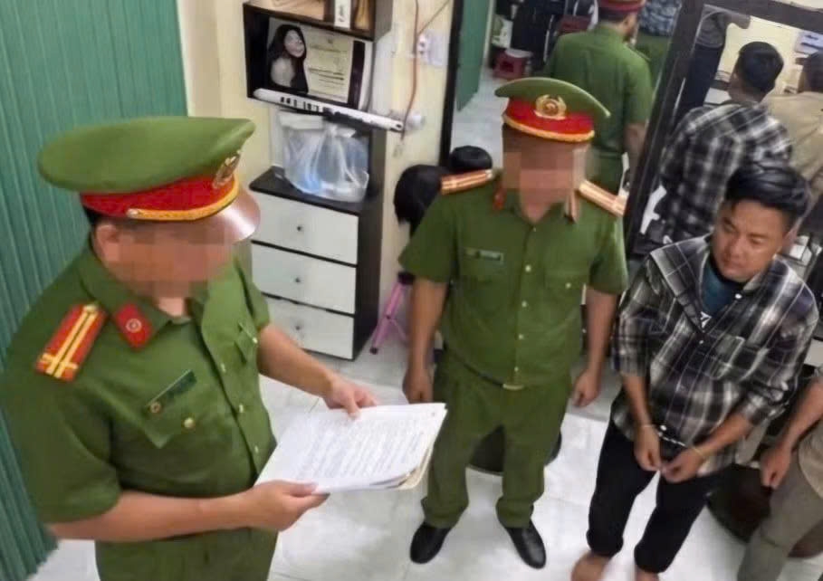 Danh nguoi, cong tay ep viet giay no hon nua ty dong hinh anh 1