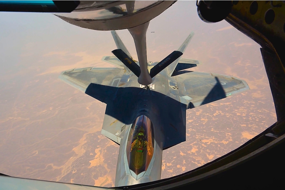 my duy tri suc manh tiem kich f-22 tai trung Dong bang mach mau kc-135 hinh anh 1