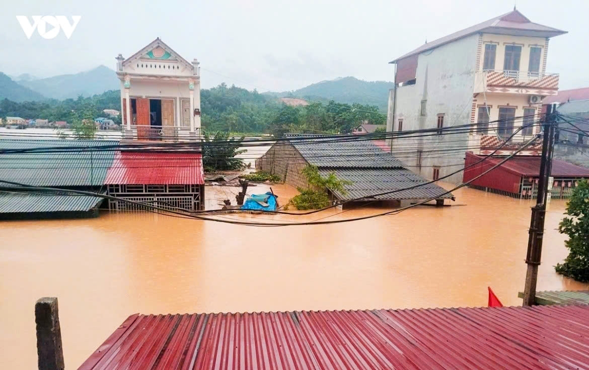 typhoon narra barely moves as rain and flood risks persist in northern vietnam picture 2