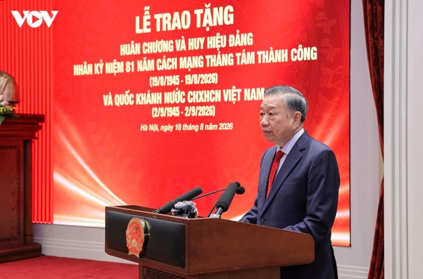 top leader to lam calls for continuous support for national contributors picture 2
