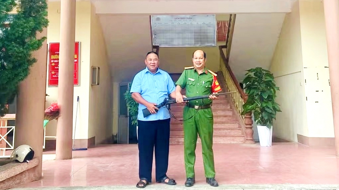nguoi dan thai nguyen nop lai hang chuc khau sung va vien dan cho cong an hinh anh 1