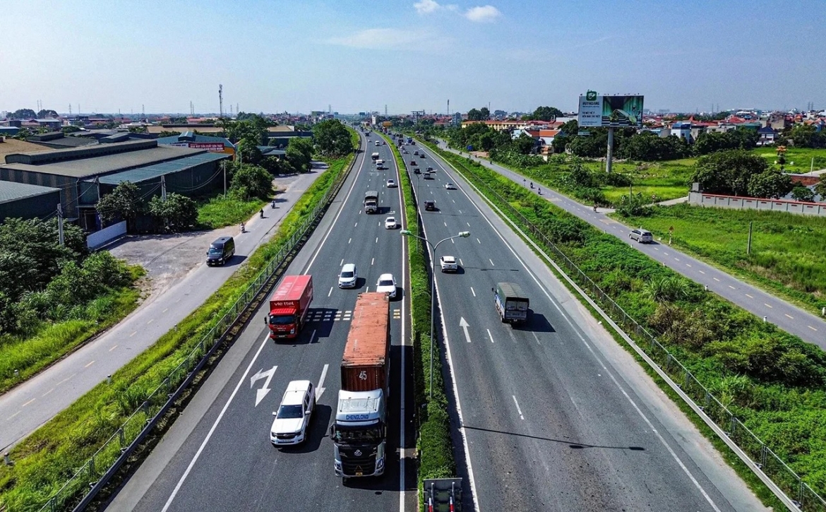 xu phat vi pham khoang cach an toan tren cao toc De xuat nhac nho thoi gian dau hinh anh 1