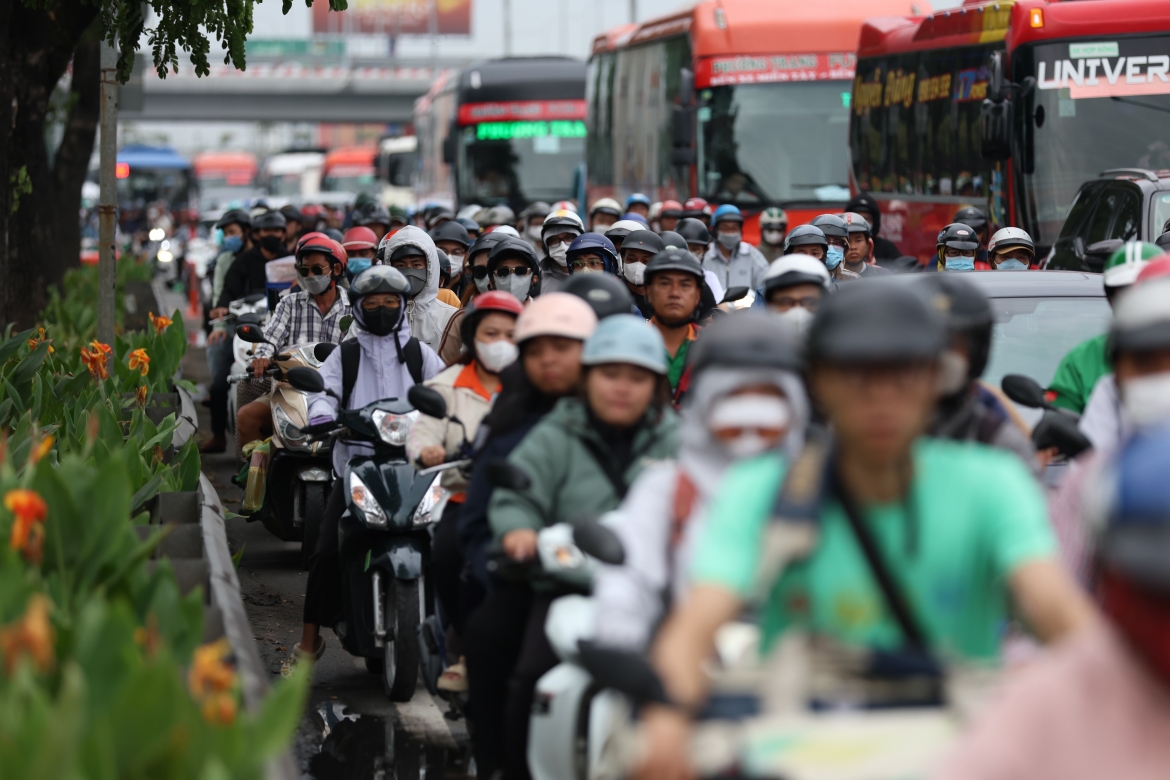 Giao thông cửa ngõ TP.HCM áp lực, nhiều tuyến đường ùn ứ kéo dài