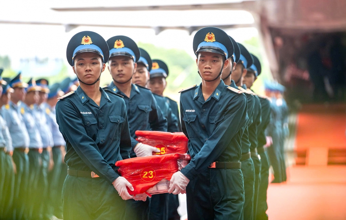 Chuyến bay đưa 7.104 mẫu hài cốt liệt sĩ giám định ADN đã đến Hà Nội