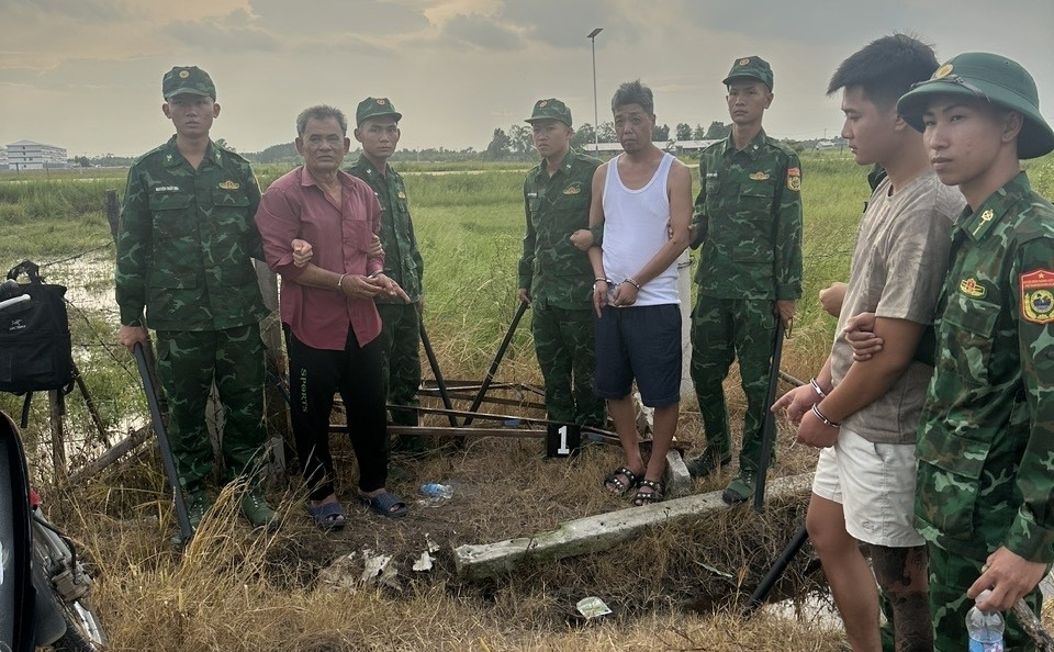 bat 2 doi tuong dua nguoi nuoc ngoai vuot bien sang campuchia hinh anh 2
