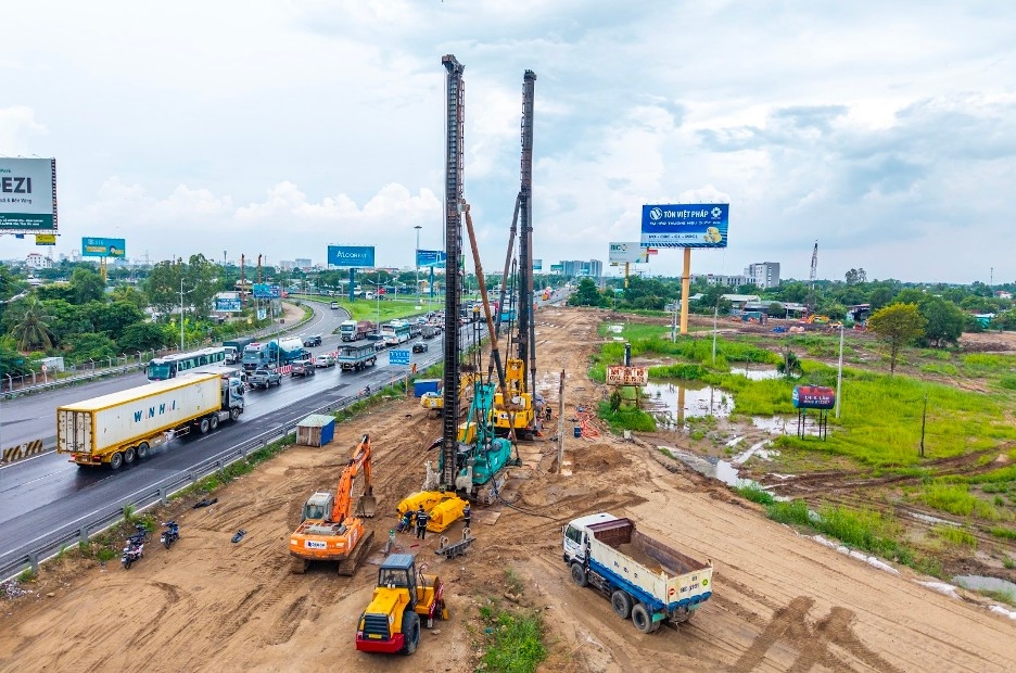 nhan su, may moc nam cho mat bang o cao toc cua ngo tp. ho chi minh hinh anh 1