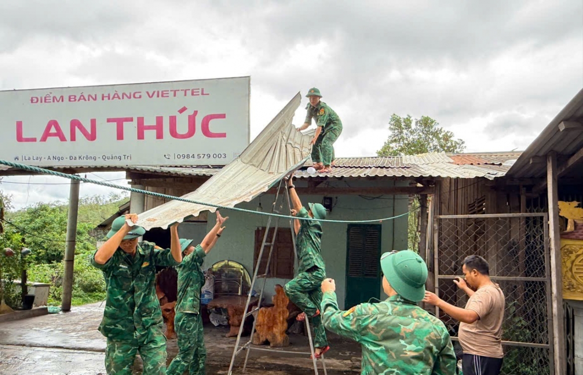 mua giong loc xoay gay thiet hai nha dan tai khu vuc xa la lay, quang tri hinh anh 3