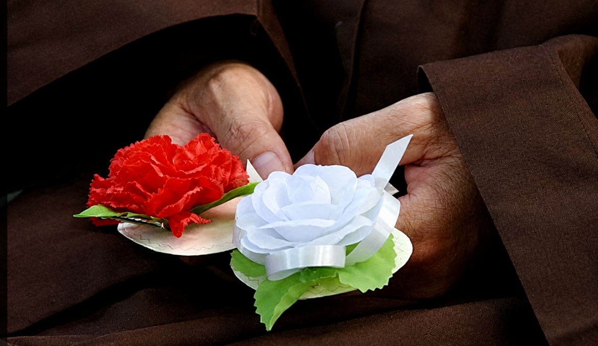 hoa hong do, hoa hong trang trong vu lan co y nghia gi hinh anh 1