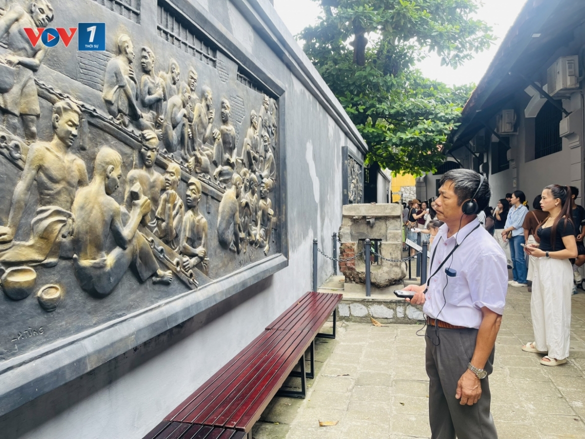 du khach tim ve nha tu hoa lo de hieu hon gia tri cua doc lap, hoa binh hinh anh 5