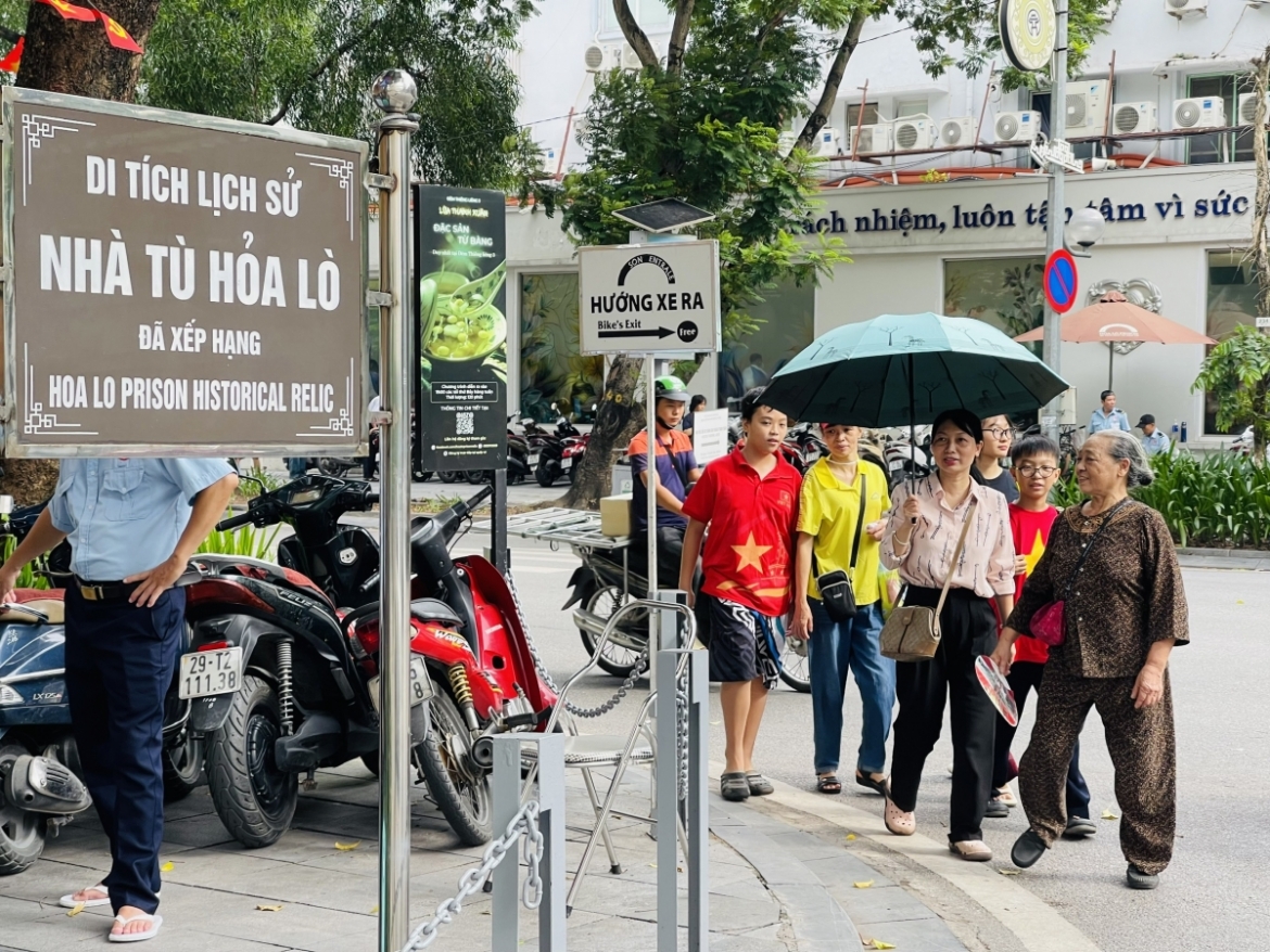 du khach tim ve nha tu hoa lo de hieu hon gia tri cua doc lap, hoa binh hinh anh 2
