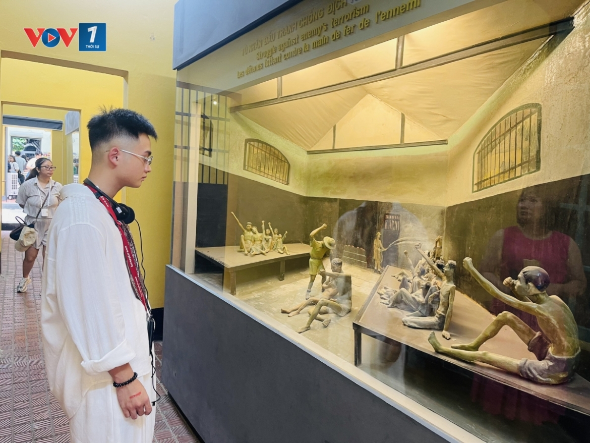 du khach tim ve nha tu hoa lo de hieu hon gia tri cua doc lap, hoa binh hinh anh 4