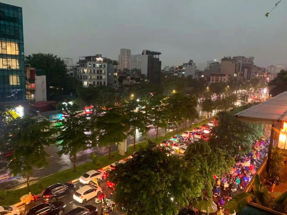 ha noi ngap cuc bo sau mua lon, giao thong chat vat gio tan tam hinh anh 10
