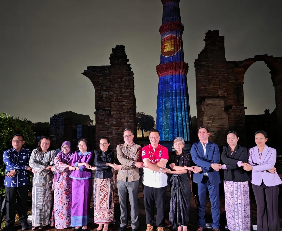 Hình ảnh lá cờ ASEAN được chiếu sáng trên tháp Qutub Minar nổi tiếng