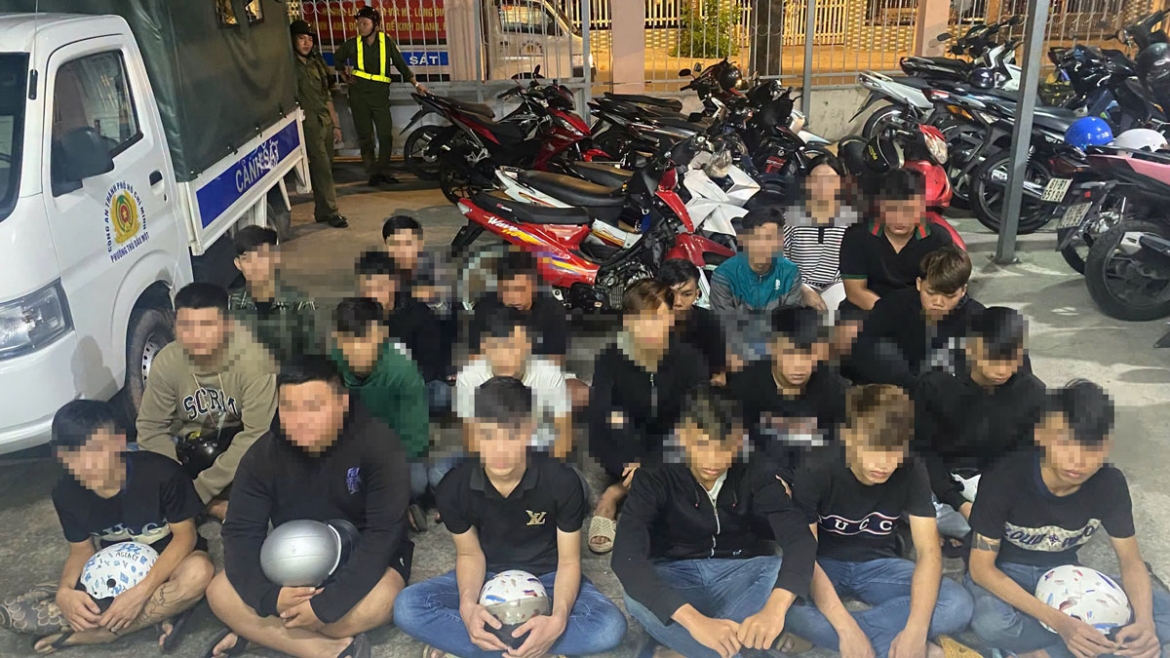 nhom thanh thieu nien di bao duoc cong an phuong dua di don rac hinh anh 1