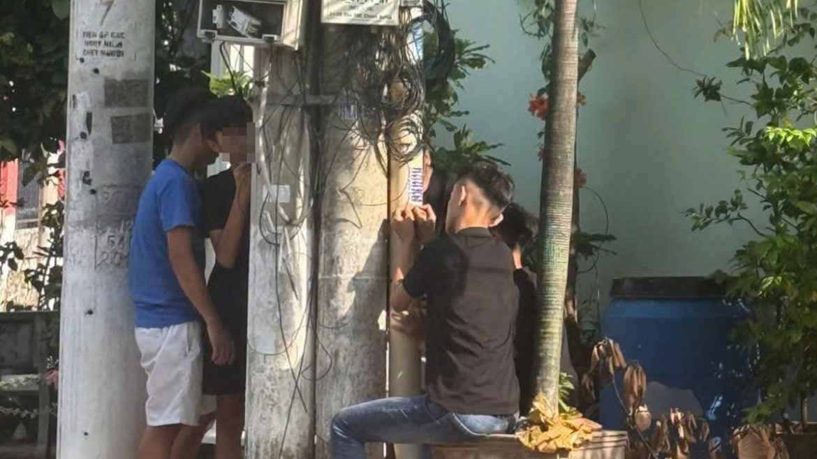 nhom thanh thieu nien di bao duoc cong an phuong dua di don rac hinh anh 2