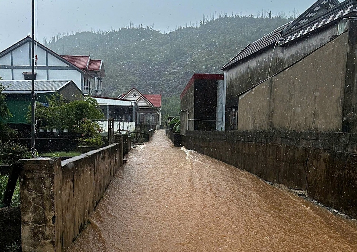 mua lon, nhieu xa ven bien ha tinh ngap cuc bo hinh anh 1