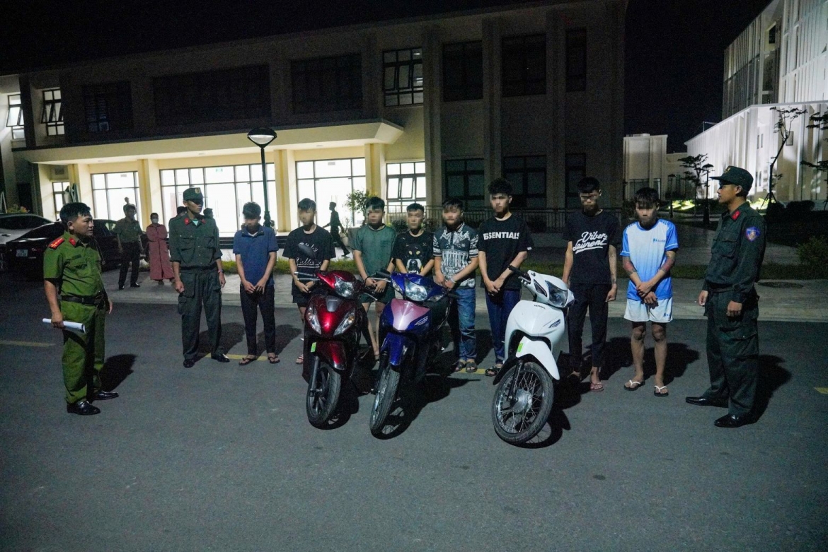 khoi to 4 thanh thieu nien mang hung khi, chay xe lang lach hinh anh 1