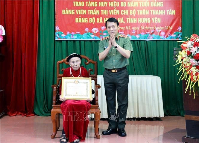 Dai tuong luong tam quang trao tang huy hieu cho dang vien 80 nam tuoi Dang hinh anh 1