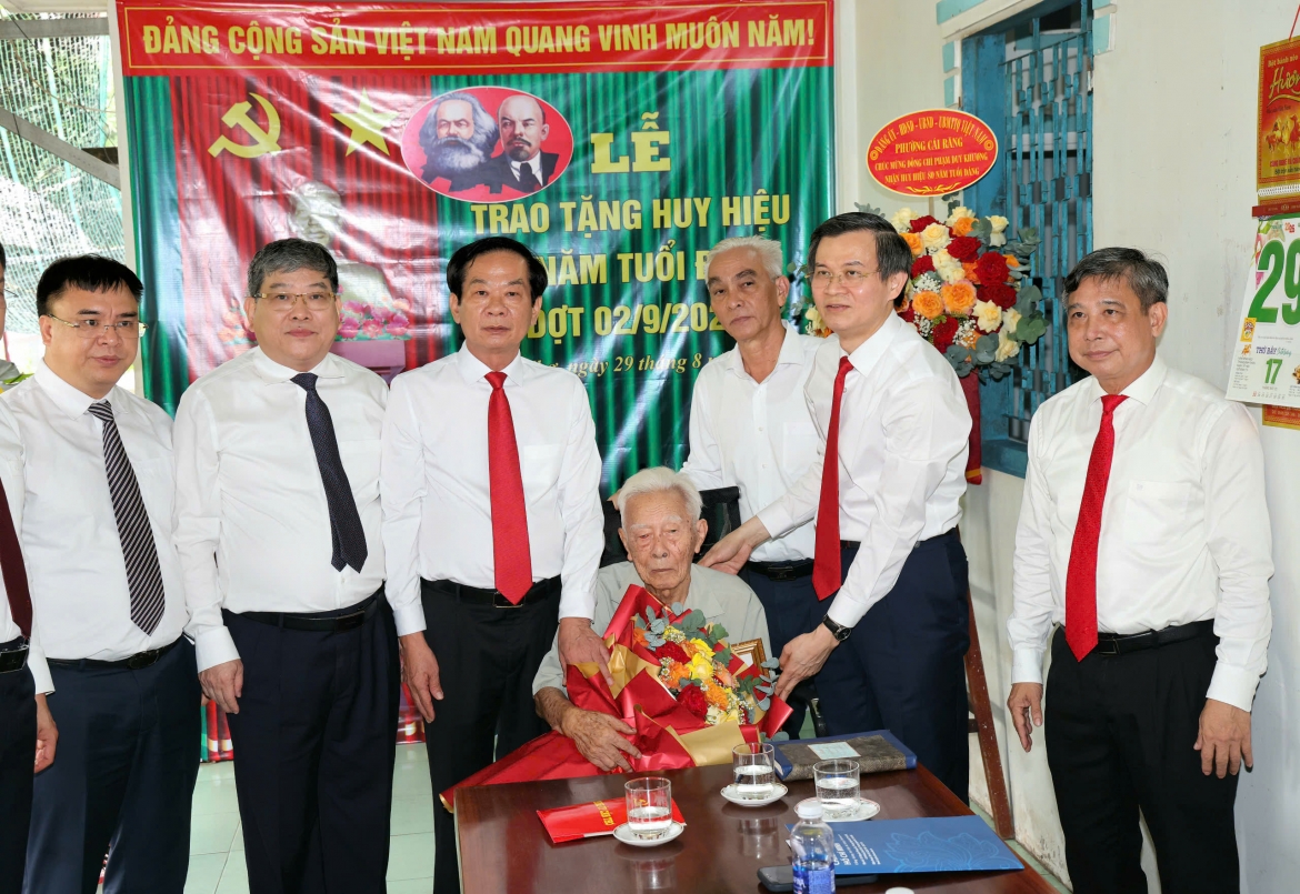 Trao Huy hiệu 80 năm tuổi Đảng tặng đảng viên lão thành tại Cần Thơ