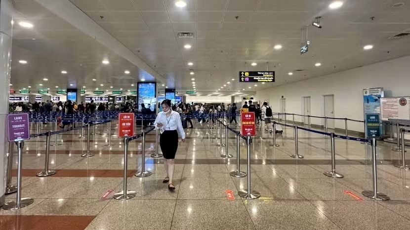 noi bai airport opens dedicated immigration lanes, reorganizes pick-up zones picture 1