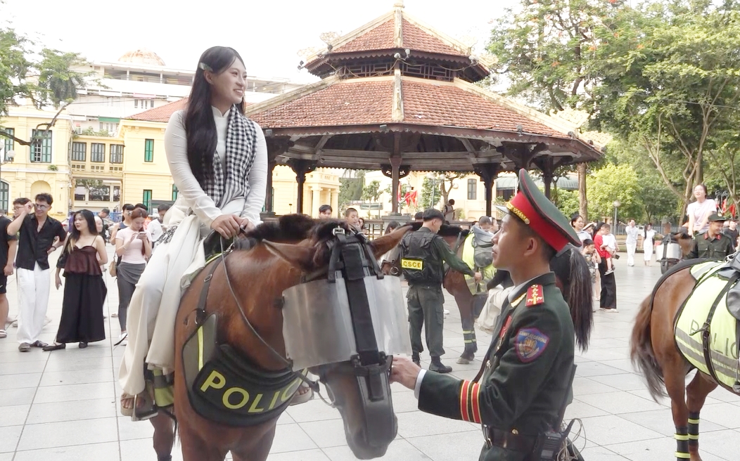 Đội kỵ binh Cảnh sát Cơ động tạo điểm nhấn tại "81 mùa bình yên"