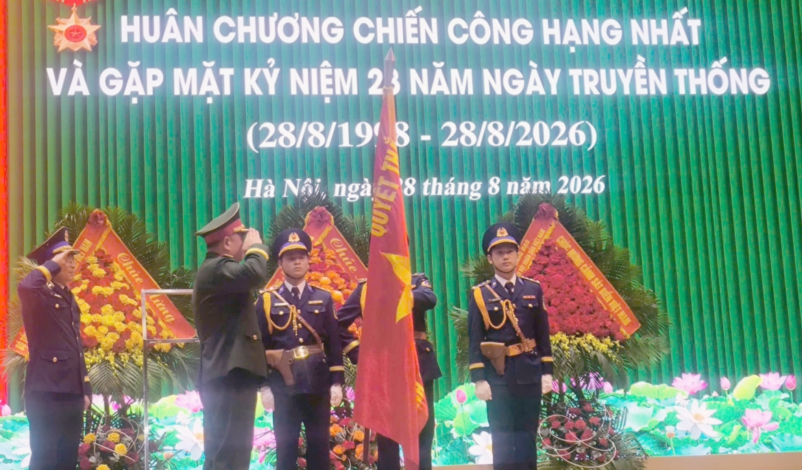 canh sat bien viet nam don nhan huan chuong chien cong hang nhat hinh anh 1