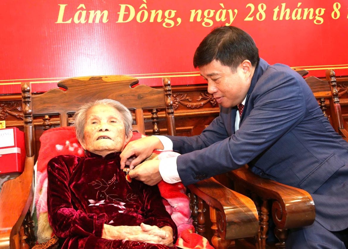 trao huy hieu 80 nam tuoi Dang cho 2 dang vien lao thanh o lam Dong hinh anh 1