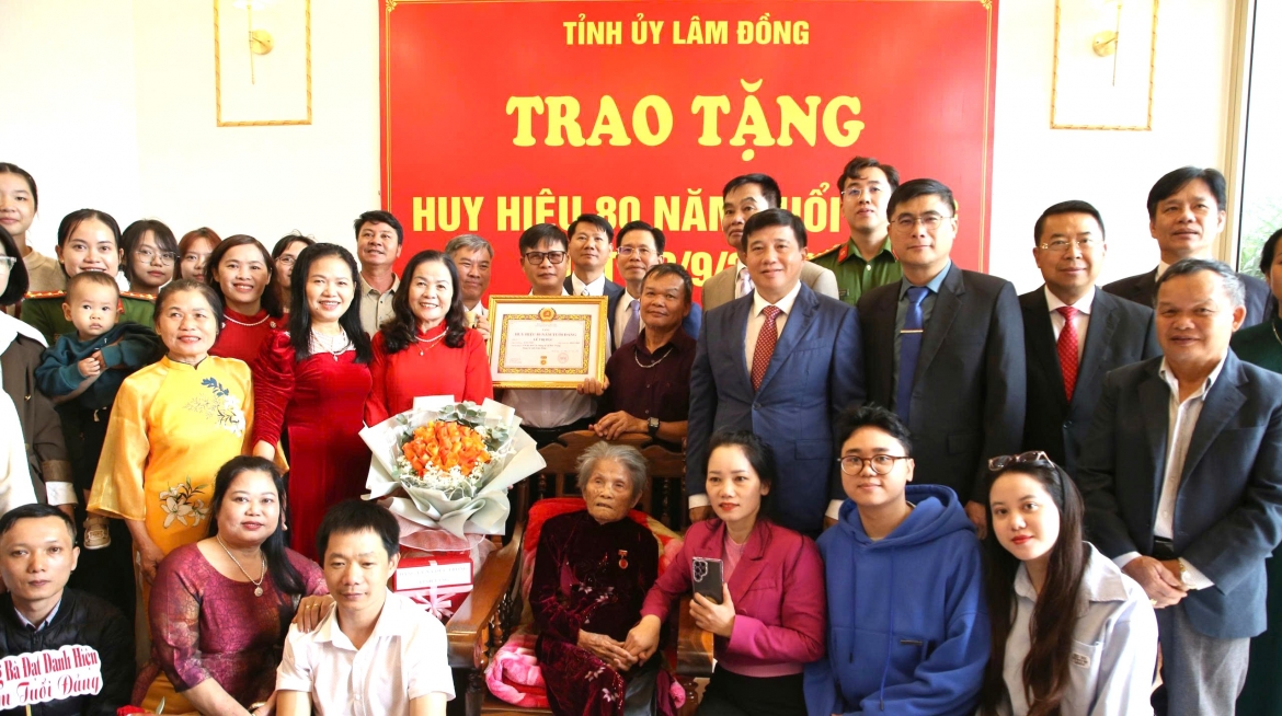 trao huy hieu 80 nam tuoi Dang cho 2 dang vien lao thanh o lam Dong hinh anh 2