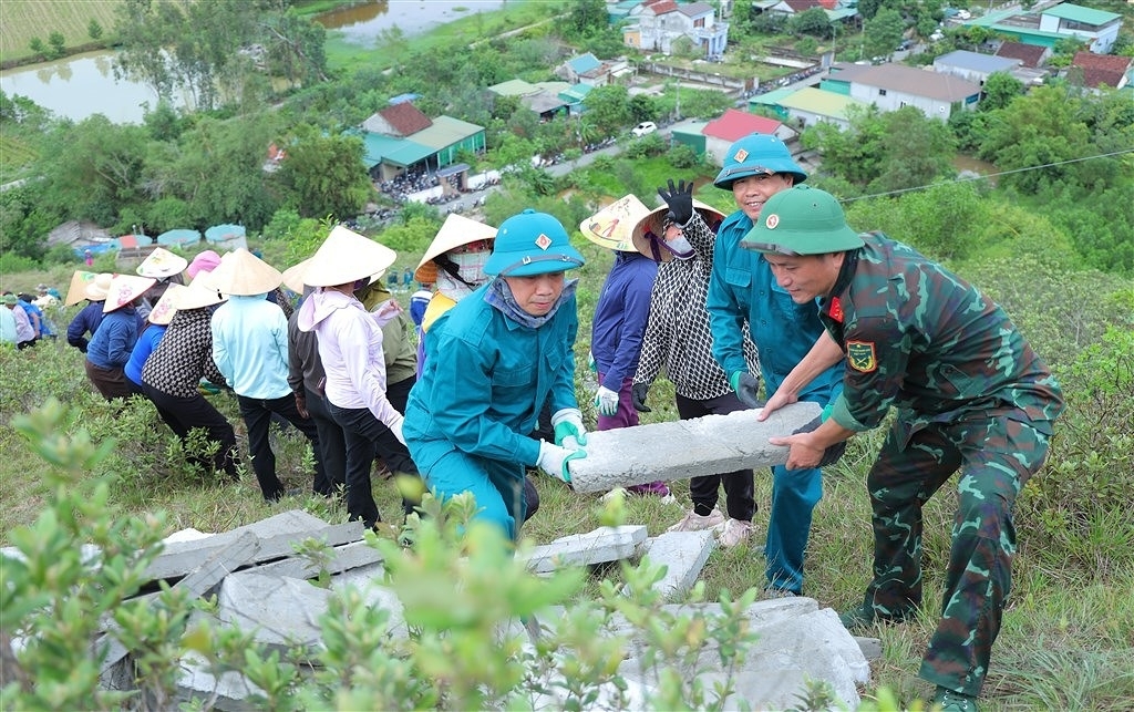 hon 1.000 nguoi chung suc tai tao dong chu bAc hO sOng mAi tren nui nhon hinh anh 2