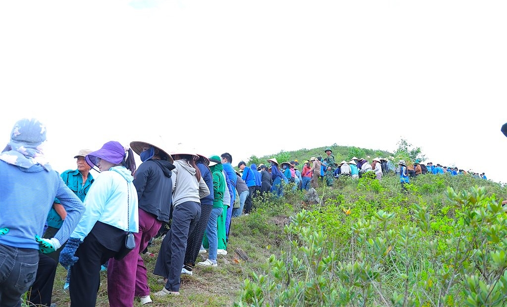 hon 1.000 nguoi chung suc tai tao dong chu bAc hO sOng mAi tren nui nhon hinh anh 1