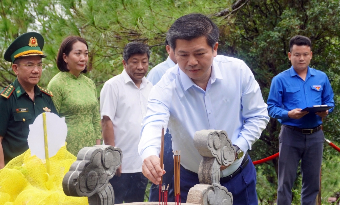 dang huong tuong nho Dai tuong vo nguyen giap tai vung chua- Dao yen hinh anh 3