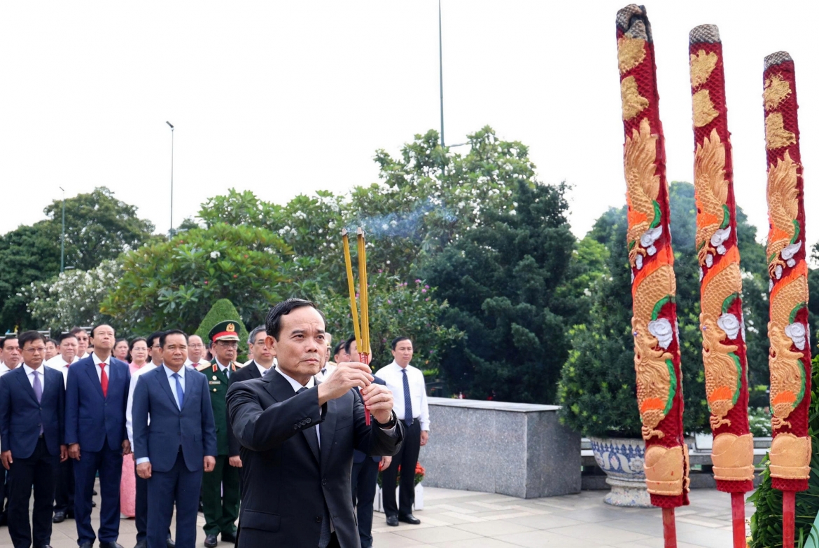 lanh dao tp.hcm dang huong tuong niem chu tich ho chi minh hinh anh 1