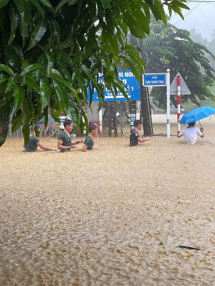 mua lon keo dai tai lao cai gay ngap ung va sat lo hinh anh 3