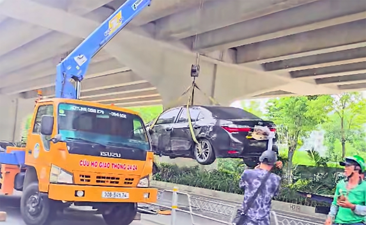 mot o to 5 cho lat ngua bung tren duong pham van Dong, ha noi hinh anh 3