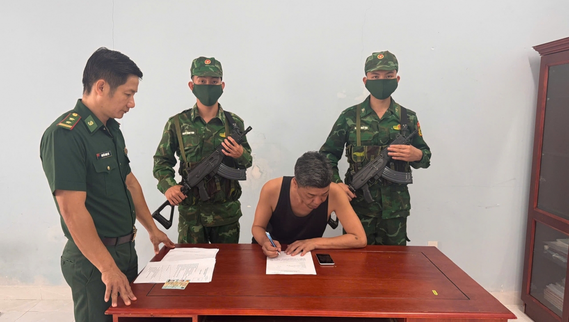 bat 2 doi tuong dua nguoi nuoc ngoai vuot bien sang campuchia hinh anh 1