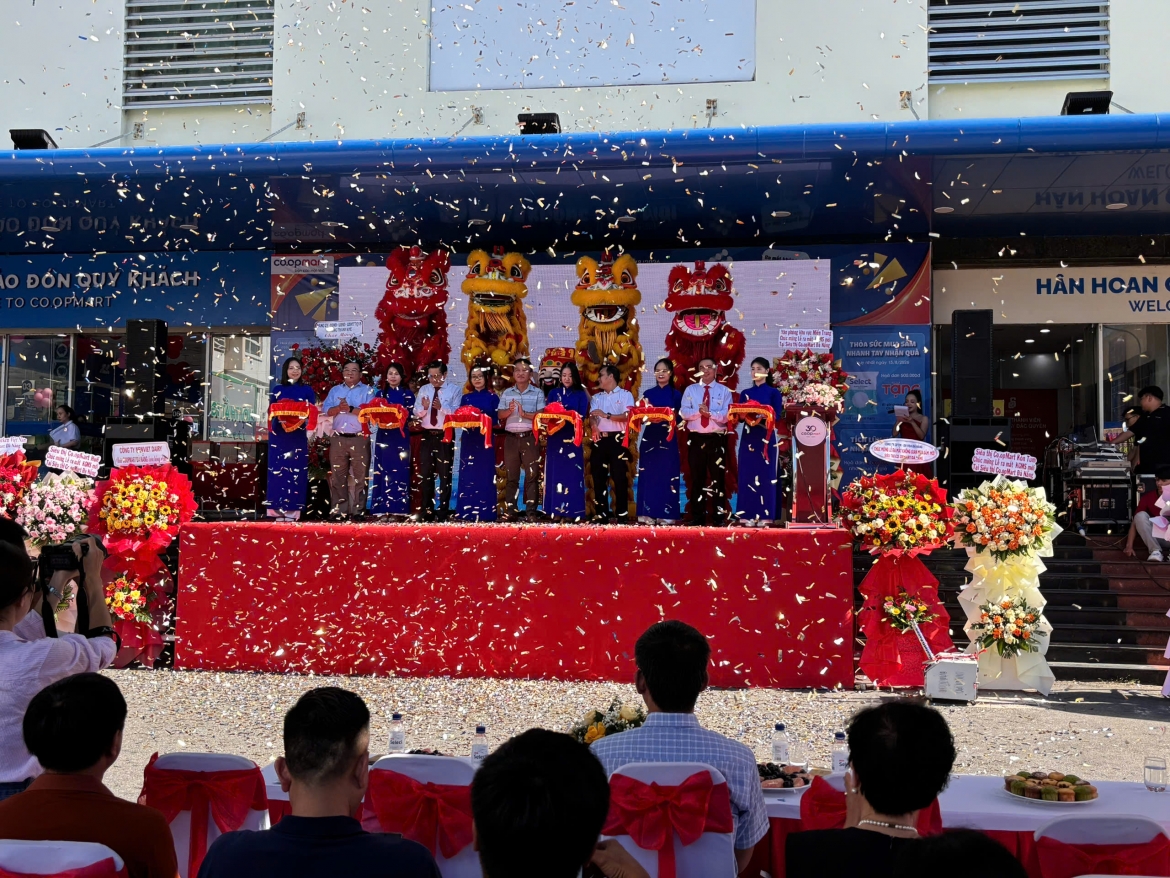 co.opmart mien trung dong loat khoac ao moi , nang tam trai nghiem mua sam hinh anh 1