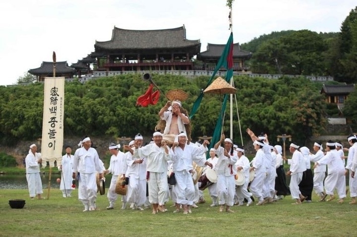 le cung ram thang 7 o han quoc co giong viet nam khong hinh anh 1