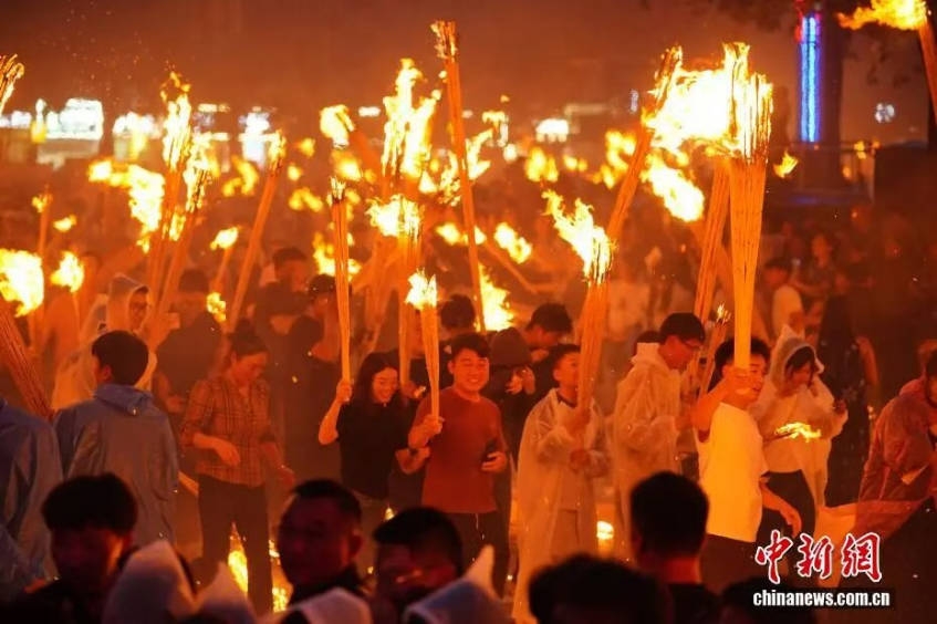 16 nguoi bi bong trong le hoi ruoc duoc tai trung quoc hinh anh 1