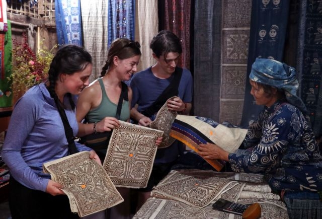 linen weaving keeps mong traditions alive picture 1