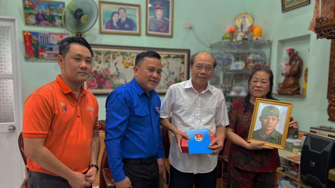 Am long nhung buc anh phuc dung trao tay than nhan liet si tai Dong nai hinh anh 3