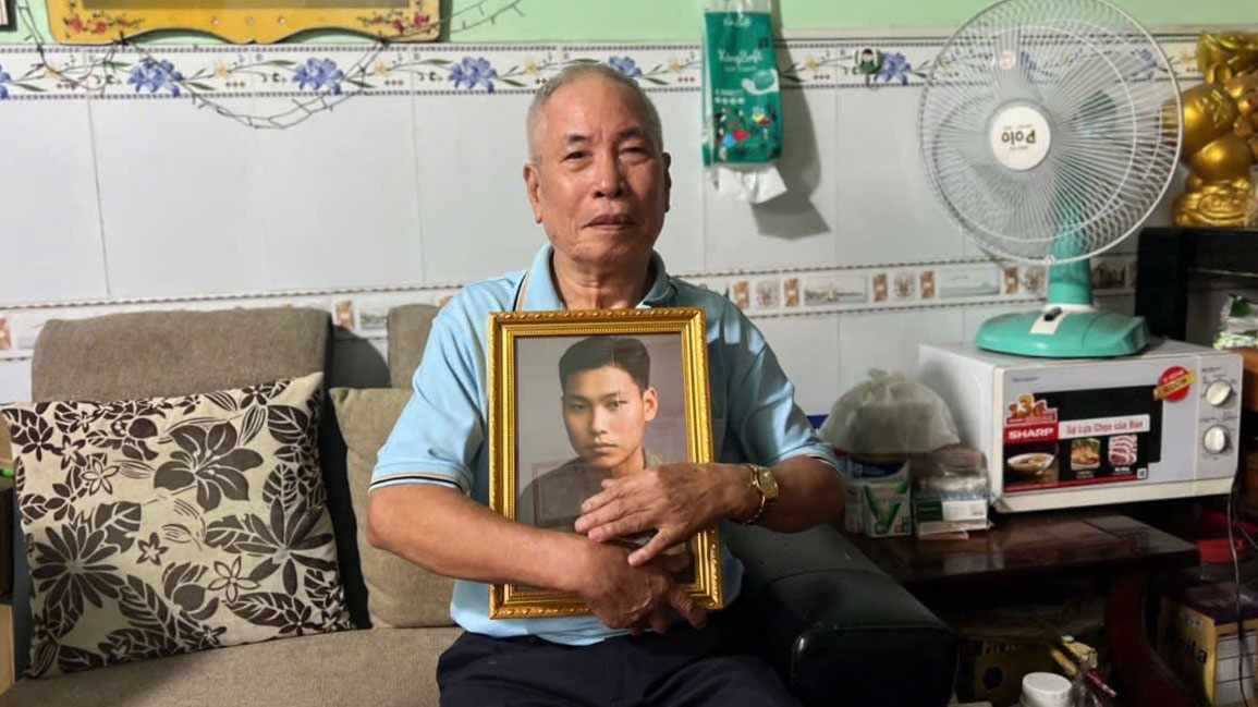 Am long nhung buc anh phuc dung trao tay than nhan liet si tai Dong nai hinh anh 2