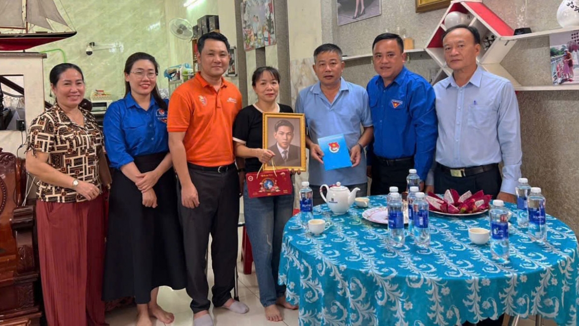 Am long nhung buc anh phuc dung trao tay than nhan liet si tai Dong nai hinh anh 4