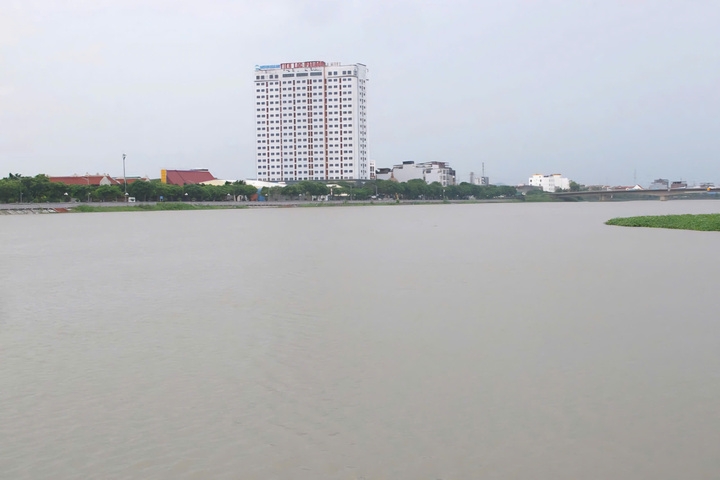 lu tren nhieu song o ninh binh dang cao, cam tau thuyen qua cau De hinh anh 1