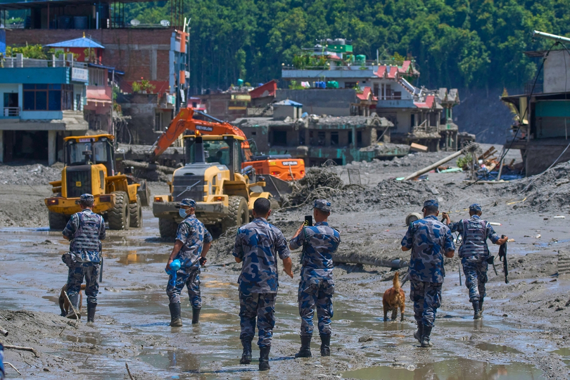 nan nhan lu quet nepal ke lai khoanh khac moi thu bi cuon phang truoc mat hinh anh 1